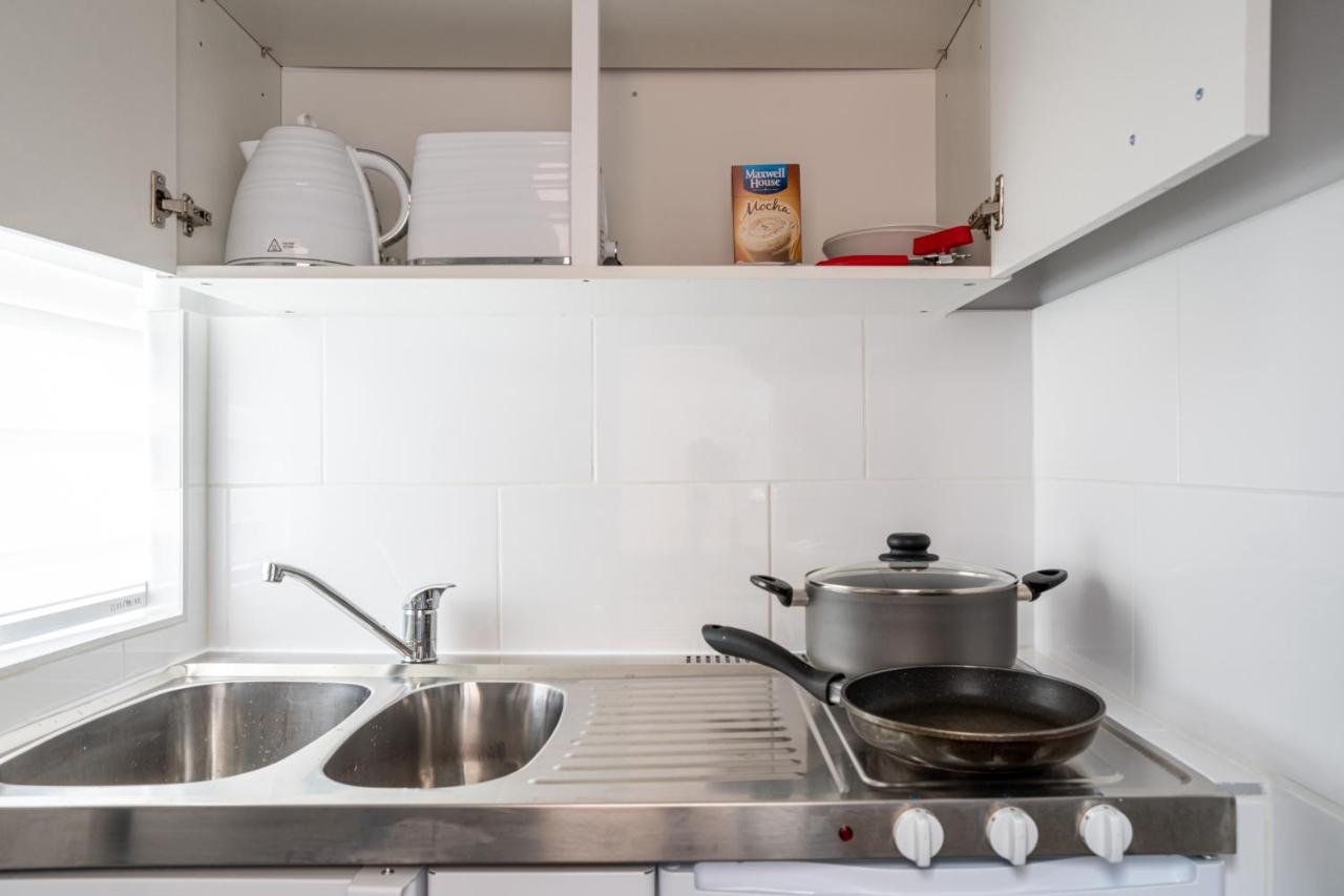Luxury One Bedroom Guesthouse M6, Junction 10 Walsall Willenhall Esterno foto